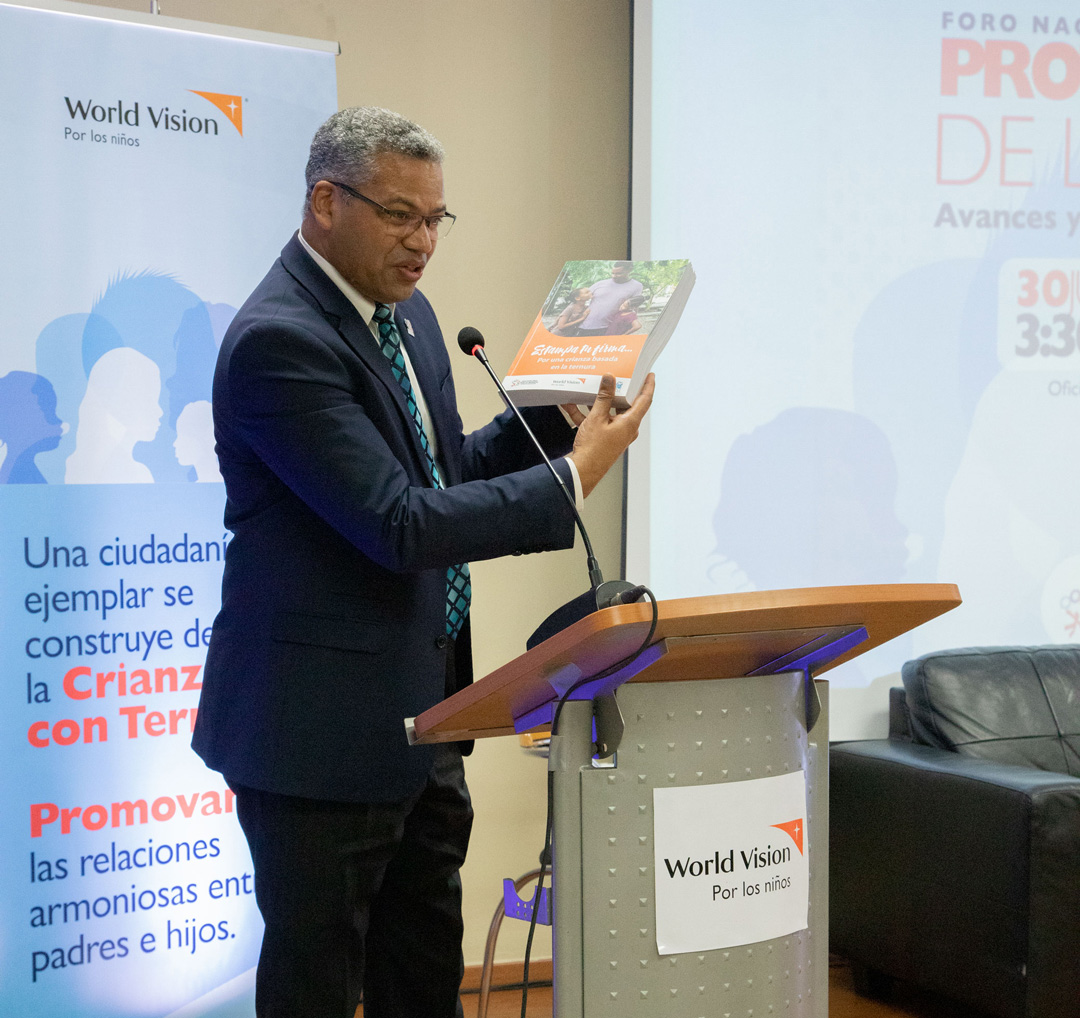 World Vision República Dominicana entrega libro de firmas para la